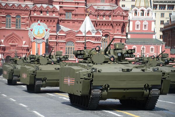 Боевая машина пехоты (БМП) на гусеничной платформе Курганец-25 во время военного парада в ознаменование 70-летия Победы в Великой Отечественной войне 1941-1945 годов Боевая машина пехоты (БМП) на гусеничной платформе Курганец-25 во время военного парада в ознаменование 70-летия Победы в Великой Отечественной войне 1941-1945 годов
