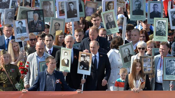 Президент РФ Владимир Путин во время шествия Региональной патриотической общественной организации Бессмертный полк Москва по Красной площади Президент РФ Владимир Путин во время шествия Региональной патриотической общественной организации Бессмертный полк Москва по Красной площади