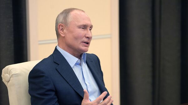 Президент РФ Владимир Путин во время онлайн-встречи с участниками общероссийской акции взаимопомощи МыВместе Президент РФ Владимир Путин во время онлайн-встречи с участниками общероссийской акции взаимопомощи МыВместе