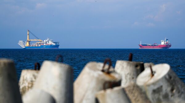 Российское краново-монтажное трубоукладочное судно (КМТУС) Академик Черский (слева) в акватории Калининграда Российское краново-монтажное трубоукладочное судно (КМТУС) Академик Черский (слева) в акватории Калининграда