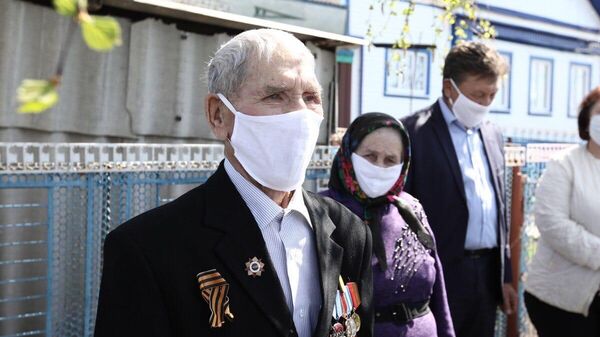 Парад в честь победы в ульяновском селе около дома 92-летнего ветерана Великой Отечественной войны Федора Сяпукова Парад в честь победы в ульяновском селе около дома 92-летнего ветерана Великой Отечественной войны Федора Сяпукова