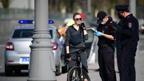 Сотрудники полиции проверяют документы у девушки на велосипеде на Москворецкой набережной в Москве. Сотрудники полиции проверяют документы у девушки на велосипеде на Москворецкой набережной в Москве.