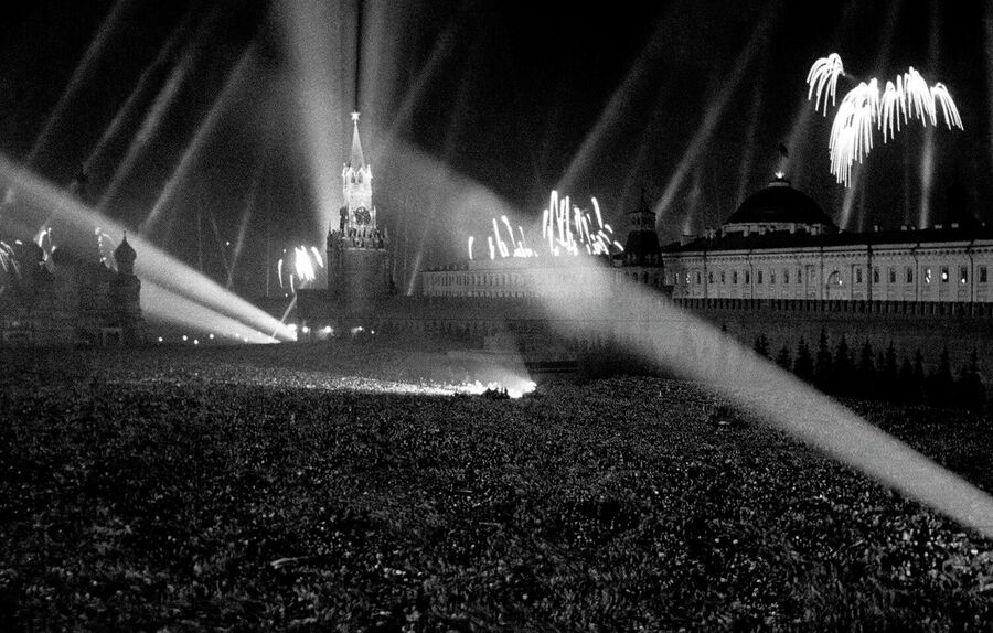 9 мая 1945 года. Салют Победы на Красной площади 9 мая 1945 года. Салют Победы на Красной площади