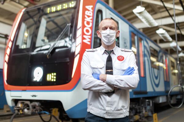 Петров Николай - машинист электропоезда Московского метрополитена Петров Николай - машинист электропоезда Московского метрополитена