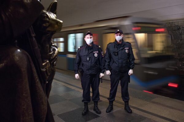 Сержант полиции Алексей Морозович (слева), полицейский 5 роты батальона полка полиции по
сопровождению поездов УВД на ММ ГУ МВД России по. г. Москве и старший сержант полиции Василий
Ванин (справа), полицейский 5 роты батальона полка полиции по сопровождению поездов УВД на ММ ГУ МВД России по. г. Москве Сержант полиции Алексей Морозович (слева), полицейский 5 роты батальона полка полиции по
сопровождению поездов УВД на ММ ГУ МВД России по. г. Москве и старший сержант полиции Василий
Ванин (справа), полицейский 5 роты батальона полка полиции по сопровождению поездов УВД на ММ ГУ МВД России по. г. Москве