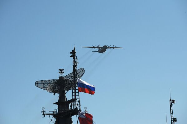 Военно-транспортный самолет Ан-12 во время воздушного парада Победы в Санкт-Петербурге Военно-транспортный самолет Ан-12 во время воздушного парада Победы в Санкт-Петербурге