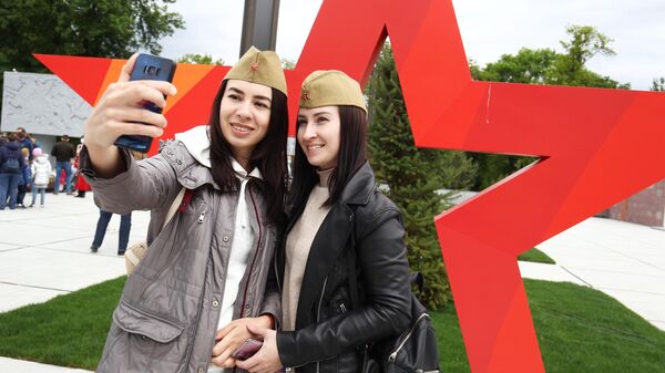 Девушки во время празднования Дня Победы в Краснодаре
