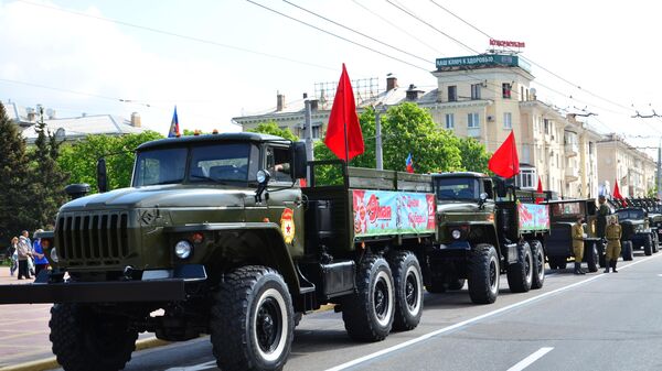 Народная милиция ЛНР провела показ военной техники в День Победы