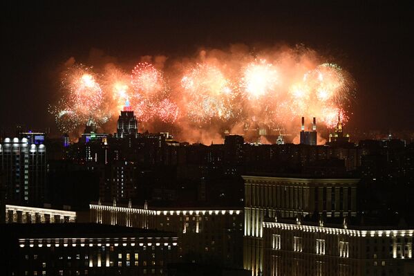 Салют в Москве в честь 75-летия Победы Салют в Москве в честь 75-летия Победы