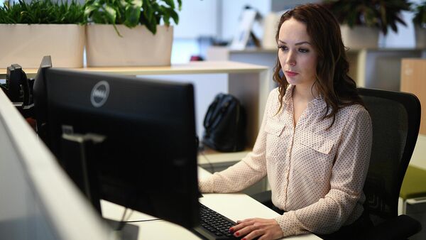 Женщина работает за компьютером