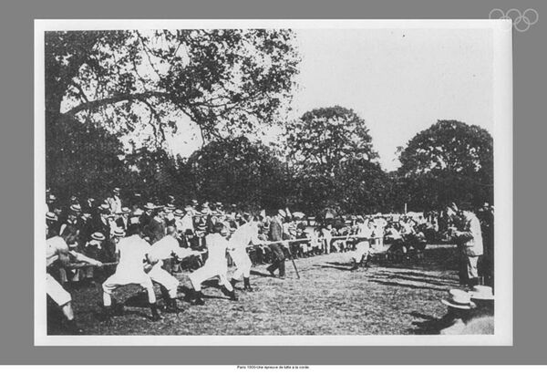 Соревнования по перетягиванию каната на Олимпийских играх 1900 года в Париже между сборной Франции и Объединенной командой. Соревнования по перетягиванию каната на Олимпийских играх 1900 года в Париже между сборной Франции и Объединенной командой.