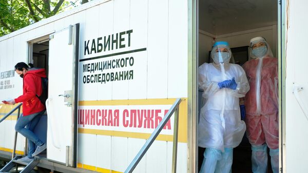 Медицинские работники мобильного пункта сдачи анализа на коронавирус Медицинские работники мобильного пункта сдачи анализа на коронавирус