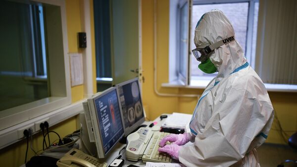 Врач смотрит показания аппарата компьютерной томографии во время обследования пациента Врач смотрит показания аппарата компьютерной томографии во время обследования пациента