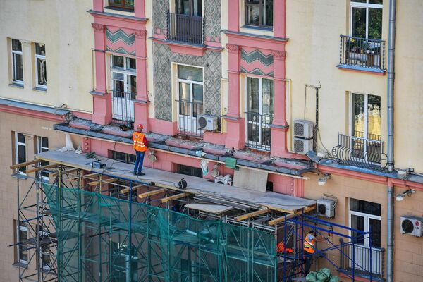 Рабочие производят восстановительные работы балкона в историческом здании по адресу Ленинский проспект 37 в Москве Рабочие производят восстановительные работы балкона в историческом здании по адресу Ленинский проспект 37 в Москве