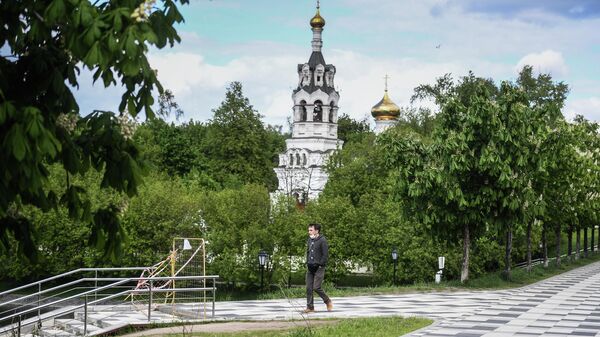 Прохожий у храма Ильи Пророка в Черкизове в Москве во время режима самоизоляции жителей Прохожий у храма Ильи Пророка в Черкизове в Москве во время режима самоизоляции жителей