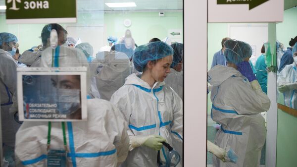 Медицинские работники в зеленой зоне госпиталя COVID-19 Медицинские работники в зеленой зоне госпиталя COVID-19