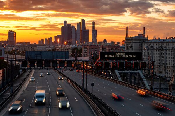 Автомобили движутся на Третьем транспортном кольце в Москве Автомобили движутся на Третьем транспортном кольце в Москве