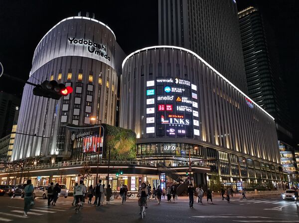 Магазин электроники Yodobashi Camera у центральной железнодорожной станции Осака Магазин электроники Yodobashi Camera у центральной железнодорожной станции Осака