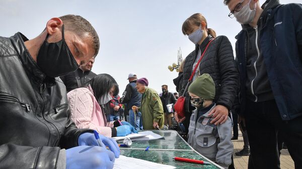 Участники пикета по сбору подписей за выдвижение кандидатов на пост президента Белоруссии в Минске Участники пикета по сбору подписей за выдвижение кандидатов на пост президента Белоруссии в Минске