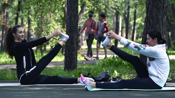 Женщины занимаются гимнастикой в Заельцовском парке в Новосибирске Женщины занимаются гимнастикой в Заельцовском парке в Новосибирске