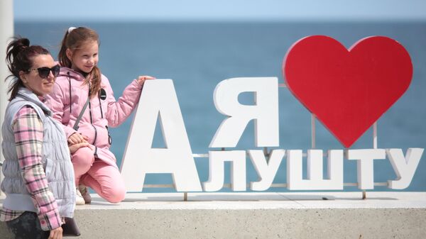 Женщина с ребенком на набережной Алушты после отмены режима самоизоляции в Крыму Женщина с ребенком на набережной Алушты после отмены режима самоизоляции в Крыму