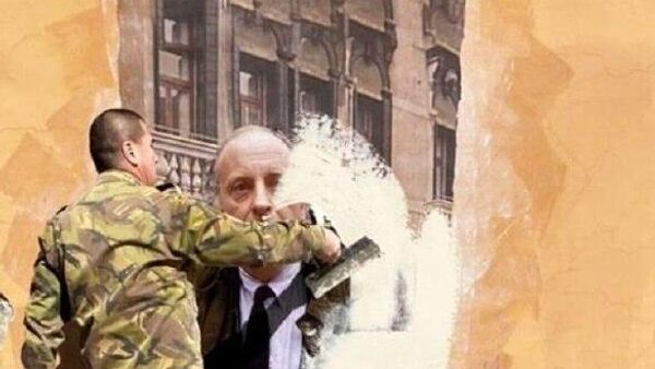 Рабочий закрашивает граффити-портрет Бродского напротив Дома Мурузи в Санкт-Петербурге Рабочий закрашивает граффити-портрет Бродского напротив Дома Мурузи в Санкт-Петербурге