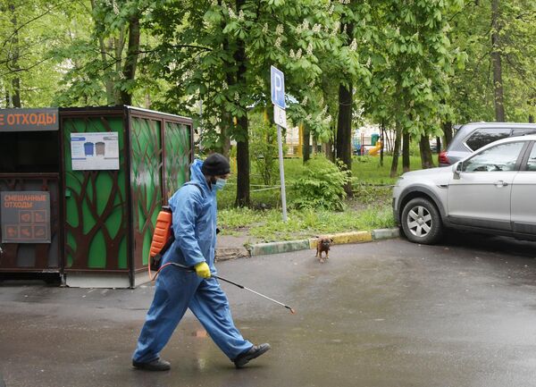 Сотрудник городской службы после проведения дезинфекции подъезда жилого дома на Ленинском проспекте Сотрудник городской службы после проведения дезинфекции подъезда жилого дома на Ленинском проспекте