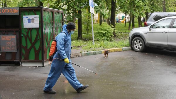 Сотрудник городской службы после проведения дезинфекции подъезда жилого дома на Ленинском проспекте Сотрудник городской службы после проведения дезинфекции подъезда жилого дома на Ленинском проспекте