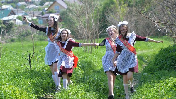 Выпускницы во время последнего звонка около сельской школы села Миасское Челябинской области Выпускницы во время последнего звонка около сельской школы села Миасское Челябинской области