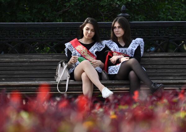 Выпускницы на лавочке на одной из улиц в Новосибирске Выпускницы на лавочке на одной из улиц в Новосибирске