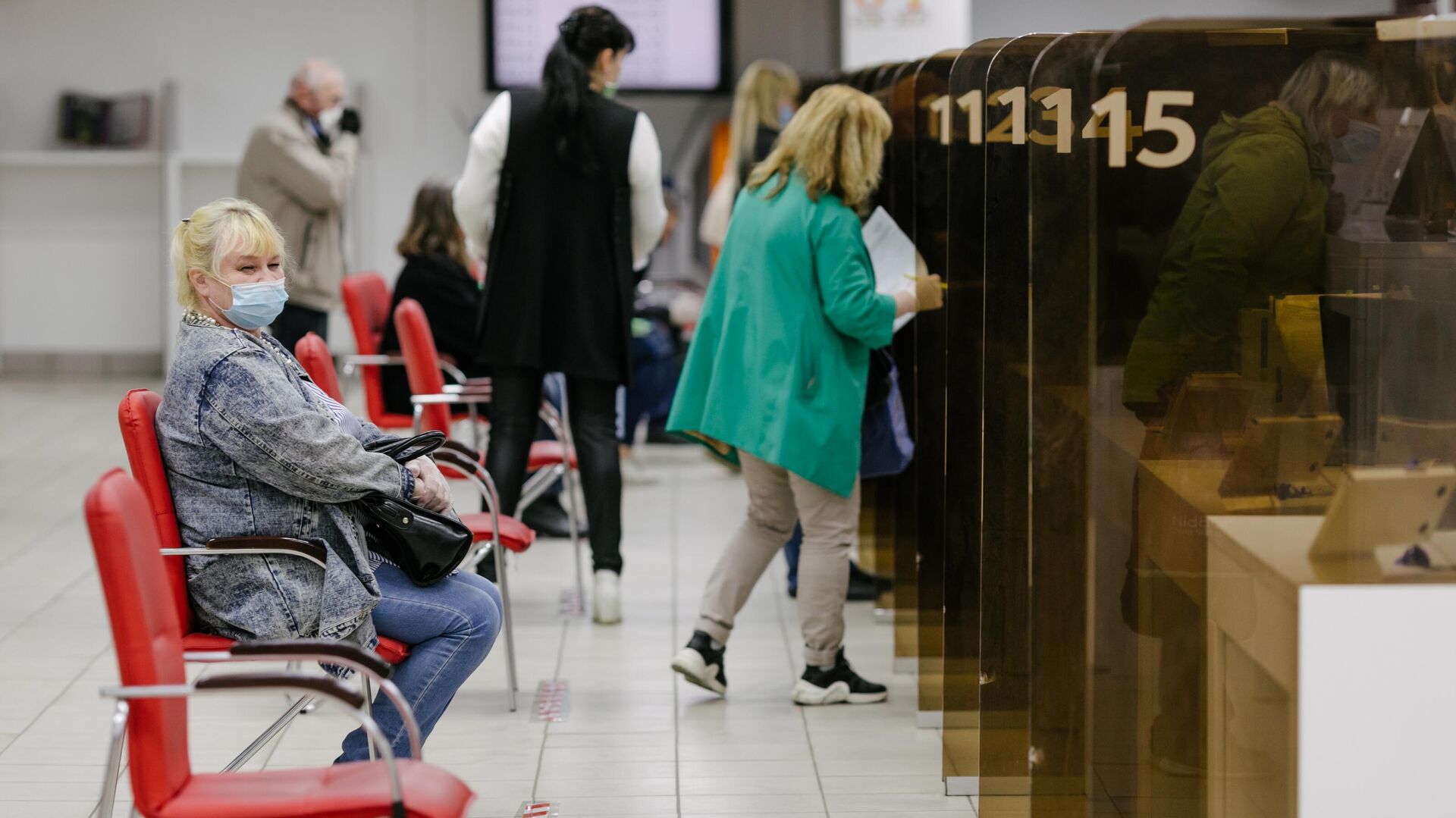 Visitors to the multifunctional center for state and municipal services Visitors to the Multifunctional Center for State and Municipal Services - RIA Novosti, 1920, 22/08/2020