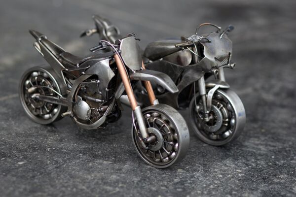 Миниатюрные копии модели мотоциклов Yamaha YZ 450 и Yamaha R1 Миниатюрные копии модели мотоциклов Yamaha YZ 450 и Yamaha R1