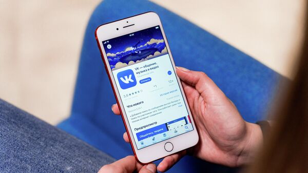 Приложение ВКонтакте на экране смартфона