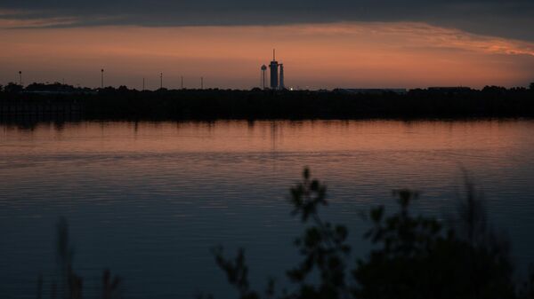 Американский космический корабль Crew Dragon, установленный на стартовой площадке Launch Complex 39A на острове Уилсон во Флориде Американский космический корабль Crew Dragon, установленный на стартовой площадке Launch Complex 39A на острове Уилсон во Флориде