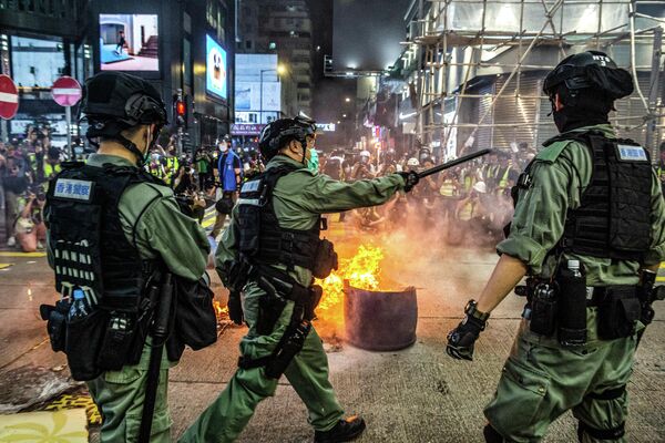 Полиция во время акции протеста в Гонконге Полиция во время акции протеста в Гонконге