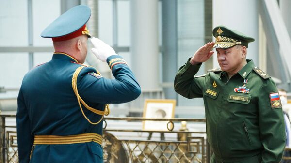 Министр обороны РФ Сергей Шойгу на церемонии награждения орденом Суворова 58-ой общевойсковой армии в Национальном центре управления обороной страны Министр обороны РФ Сергей Шойгу на церемонии награждения орденом Суворова 58-ой общевойсковой армии в Национальном центре управления обороной страны