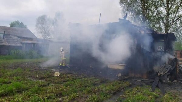 Сотрудники МЧС во время ликвидации пожара в Вохомском районе Костромской области Сотрудники МЧС во время ликвидации пожара в Вохомском районе Костромской области