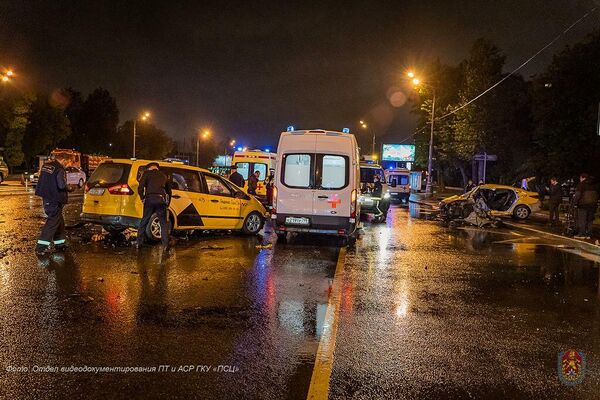 ДТП с участием 3-х автомобилей, произошедшее ночью 31 мая на Кутузовском проспекте в Москве ДТП с участием 3-х автомобилей, произошедшее ночью 31 мая на Кутузовском проспекте в Москве