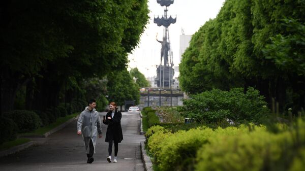 Горожане гуляют в Центральном парке культуры и отдыха имени Горького Горожане гуляют в Центральном парке культуры и отдыха имени Горького