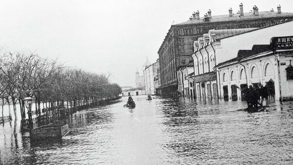Бульвар в Москве затоплен водой. Наводнение 1908 года Бульвар в Москве затоплен водой. Наводнение 1908 года