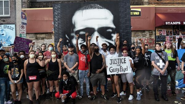 Протестующие на месте убийства афроамериканца Джорджа Флойда в Миннеаполисе