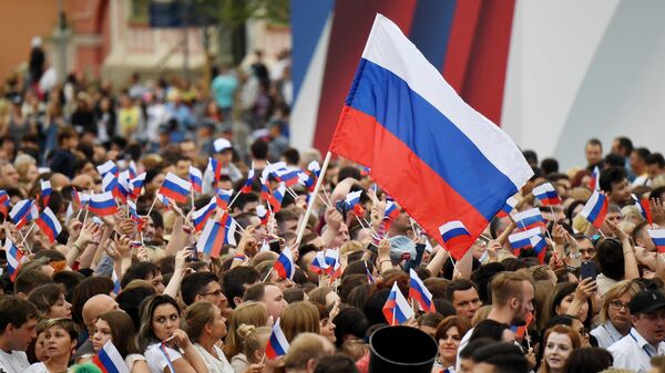 Зрители на праздничном концерте на Красной площади по случаю празднования Дня России в 2019 году Зрители на праздничном концерте на Красной площади по случаю празднования Дня России в 2019 году