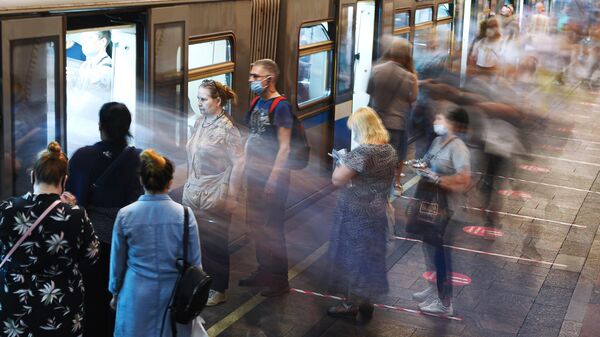 Пассажиры станции метро Арбатская в Москве Пассажиры станции метро Арбатская в Москве