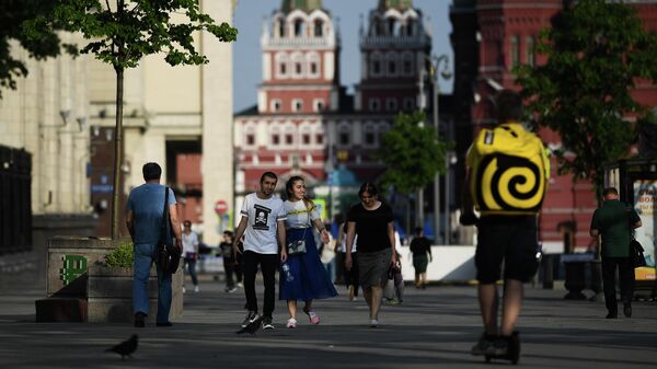 Прохожие на Тверской улице в Москве Прохожие на Тверской улице в Москве