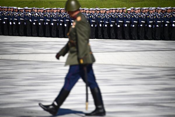 Военнослужащие перед церемонией освящения главного храма Вооруженных сил РФ в парке Патриот в Московской области Военнослужащие перед церемонией освящения главного храма Вооруженных сил РФ в парке Патриот в Московской области