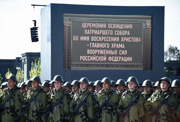 Военнослужащие во время освящения главного храма Вооруженных сил РФ в парке Патриот в Московской области Военнослужащие во время освящения главного храма Вооруженных сил РФ в парке Патриот в Московской области