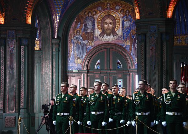 Военнослужащие во время церемонии освящения главного храма Вооруженных сил РФ в парке Патриот в Московской области Военнослужащие во время церемонии освящения главного храма Вооруженных сил РФ в парке Патриот в Московской области