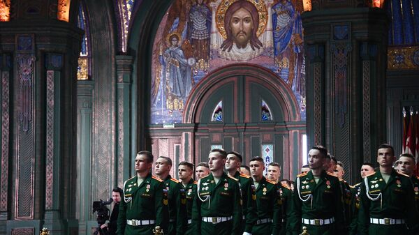Военнослужащие во время церемонии освящения главного храма Вооруженных сил РФ в парке Патриот в Московской области Военнослужащие во время церемонии освящения главного храма Вооруженных сил РФ в парке Патриот в Московской области