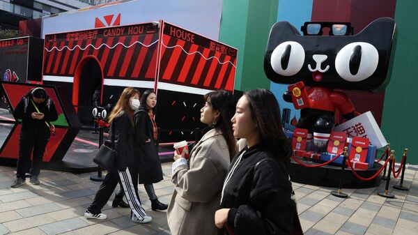 Покупатели у рекламного стенда Tmall Покупатели у рекламного стенда Tmall
