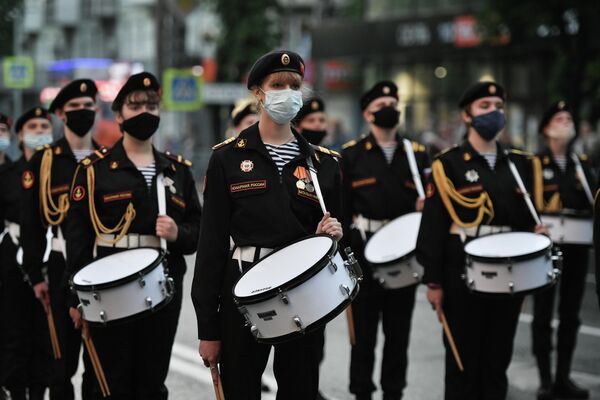 Барабанщицы Юнармии на репетиции парада Победы в Симферополе Барабанщицы Юнармии на репетиции парада Победы в Симферополе